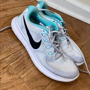 Women’s Nike free run tennis shoes
